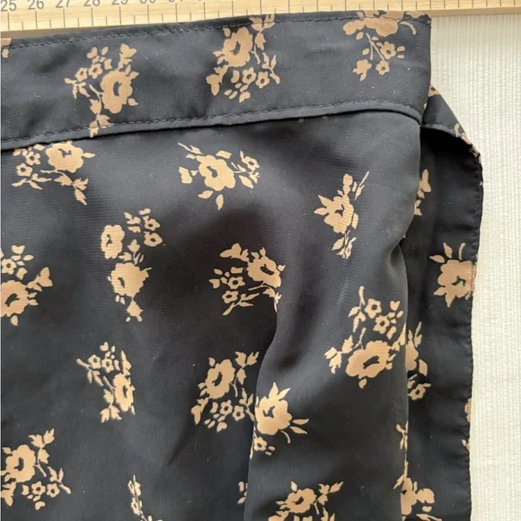 Hollister Mini Wrap Skirt Black and Cream Floral Pattern High Waist SZ L - Picture 5 of 13